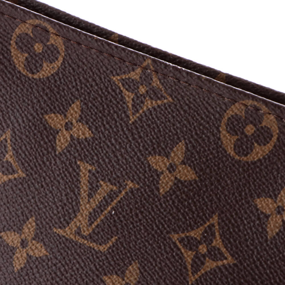 Louis Vuitton 19 Toiletry Pouch - Picture 6 of 8